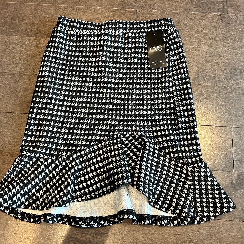Hound’s Tooth Pattern Black and White Skirt with Mermaid Hem